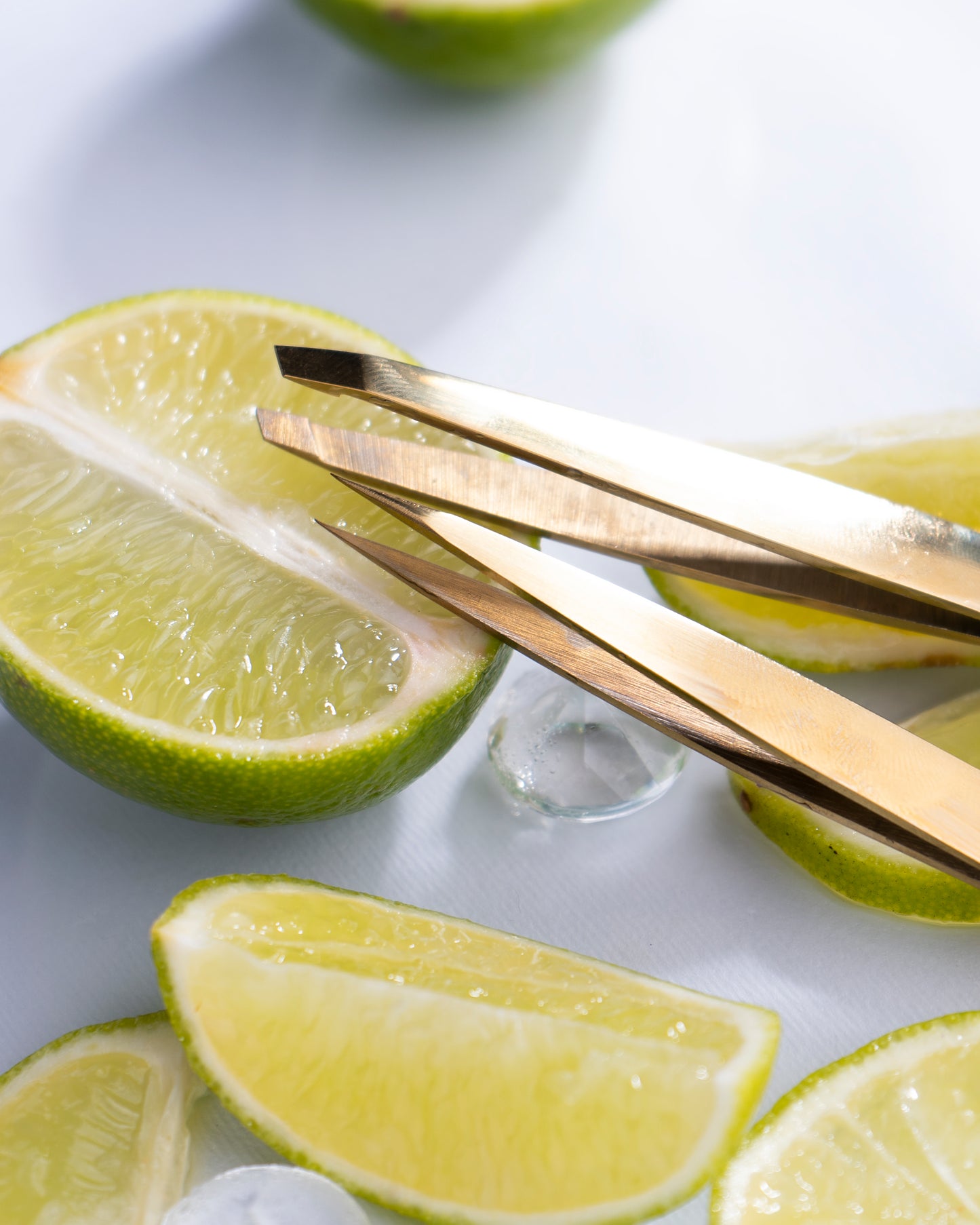 ZOLA ПІНЦЕТ ПРОФЕСІЙНИЙ ДЛЯ БРІВ GOLD (СКОШЕНИЙ)