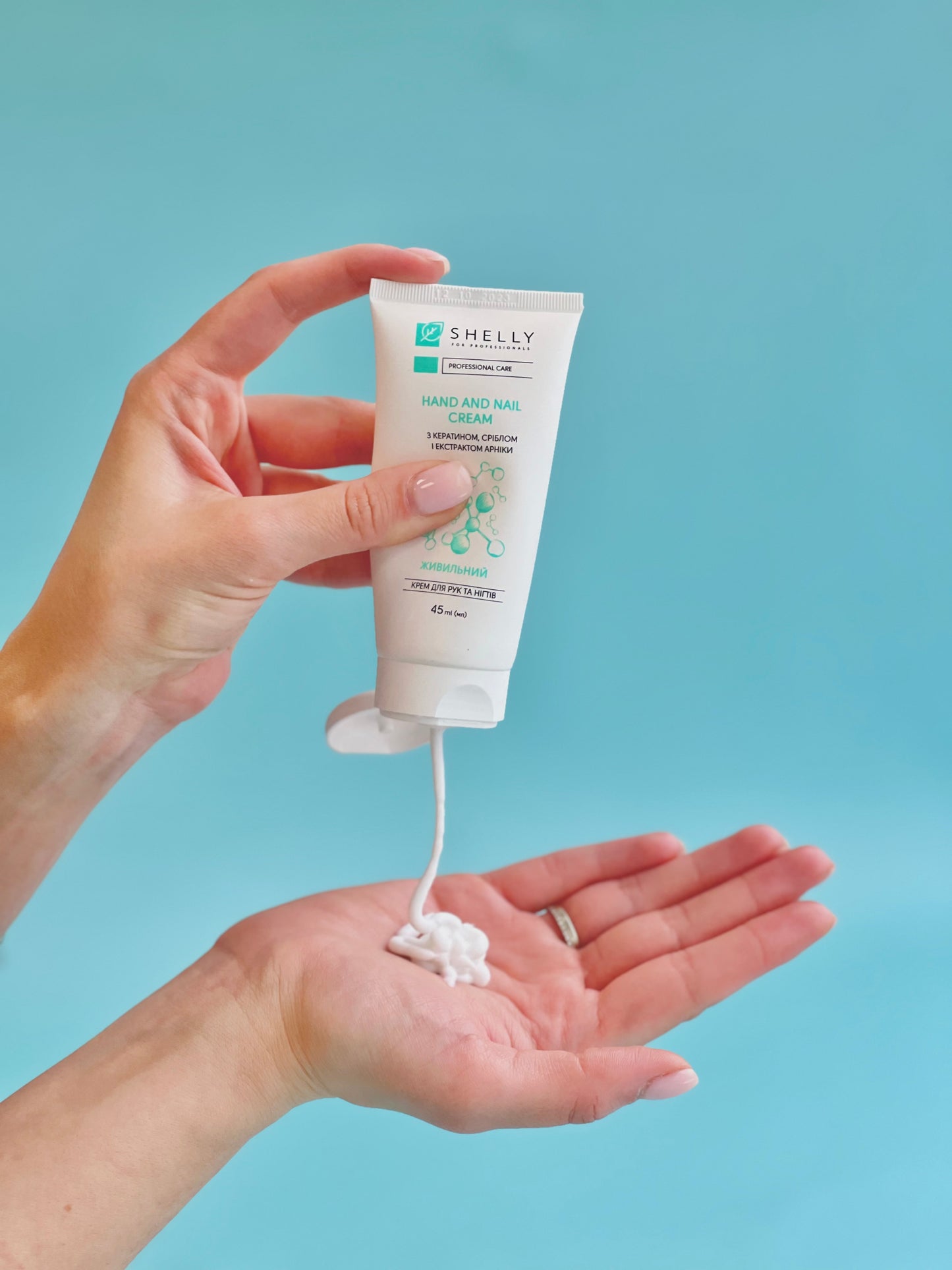 HAND AND NAIL CREAM WITH KERATIN, SILVER AND ARNICA EXTRACT SHELLY